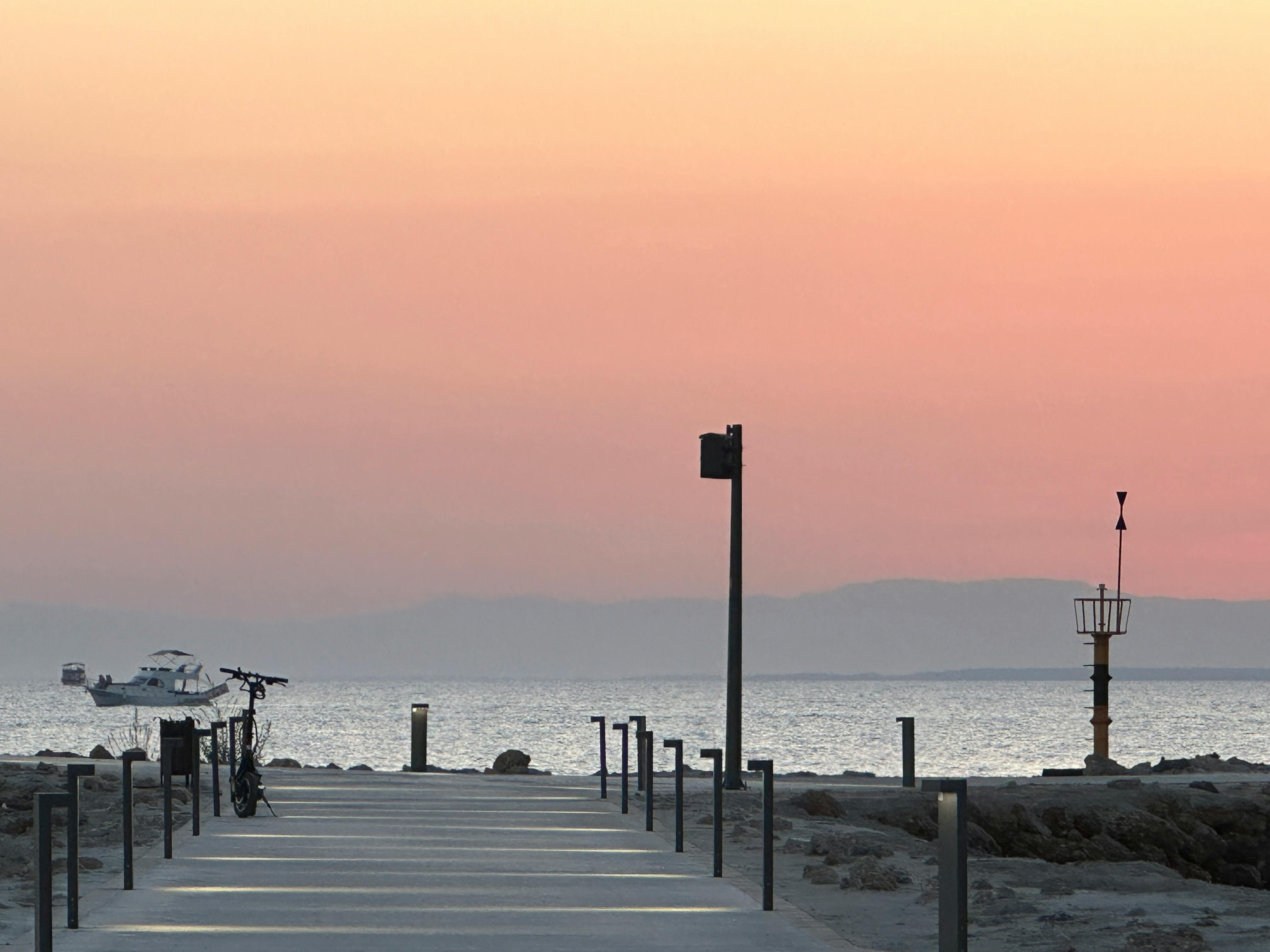 도시의 아름다운 건물들이 늘어선 거리의 모습